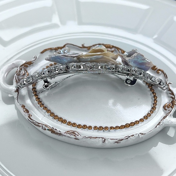 ๐ฅ๐ฅ Handmade Freshwater Keshi Pearl Flower ๐บ Crystal Hair Clip - Picture 5 of 5